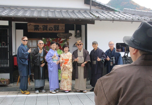着物の着付けを体験した台湾からの旅行客＝神河町粟賀町