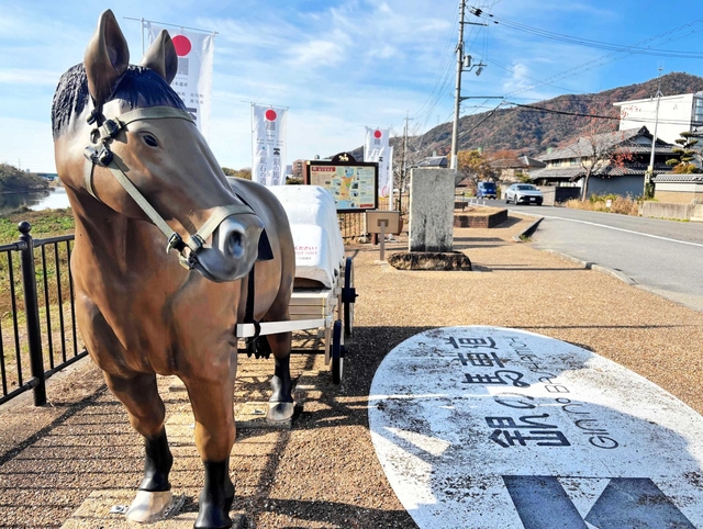馬車道の完成に合わせて１８７６年に設置された「修築碑」と、その脇にあるモニュメント。行き交う車を見守る＝姫路市砥堀