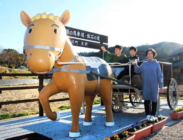 「ぼくハヤブって言うんだ」とかわいく話すモニュメントは地元の子どもたちからも人気＝市川町浅野