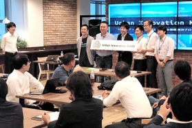 地域課題の解決に取り組む起業家ら＝神戸市中央区磯上通４