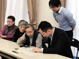 自動音声応答システムを使いながら、バスを予約する住民ら＝北区淡河町野瀬、上淡河地域福祉センター