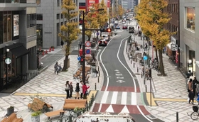 再整備で、歩道が拡幅され憩いの空間が整備されたＪＲ三ノ宮駅南側の市道＝神戸市中央区磯上通７