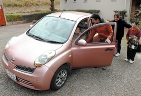 淡河町ゾーンバスの利用者を案内するスタッフの武野辰雄さん（中央）と片山美奈子さん（右から２人目）＝神戸市北区淡河町（撮影・末吉佳希）