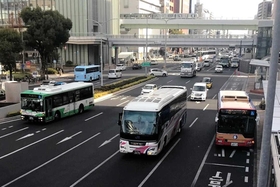 頻繁に行き交う路線バス。情報発信の一元化が課題となっている＝神戸市中央区