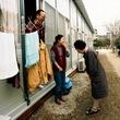 仮設住宅生活にも落ちつき、お隣さんと引っ越しのあいさつも…＝１９９５年２月１６日、兵庫県芦屋市緑町