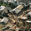 軒並み倒壊した民家＝１９９５年１月１８日午前１１時１５分、兵庫県津名郡北淡町富島地区（現・兵庫県淡路市）、ヘリから
