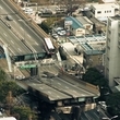 崩壊した阪神高速道路。間一髪、バスは転落をまぬがれた＝１９９５年１月１８日午前、兵庫県西宮市本町、ヘリから