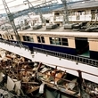 高架が崩れ阪神電車は脱線。周囲の建物も押しつぶされた＝１９９５年１月１８日、神戸市灘区大石東町