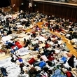 家を失った被災者は、学校や体育館に避難。長引く避難所生活にぐったり＝１９９５年１月２２日午後８時、神戸市長田区神楽町１、神楽小学校