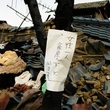 庭の木には救出を訴える張り紙が…＝１９９５年１月１７日午前１１時、兵庫県芦屋市津知町