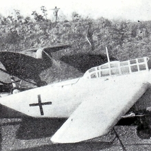１９４５年８月１５日の敗戦後、白菊は事務連絡の「緑十字飛行」にも使われた（予科練平和記念館提供）