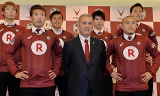 ネルシーニョ新監督（前列中央）を中心に活躍を誓う渡辺千真（前列左）と安田理大（同右）ら新加入選手たち＝２０日午前、神戸市中央区、神戸ポートピアホテル（撮影・中西幸大）
