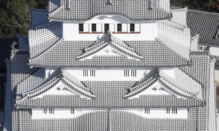 漆喰の白が輝く姫路城＝姫路市本町上空から（撮影・中西大二）