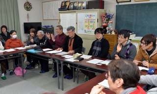 月に１度の自治会の例会には、学生たちも混ざって参加する＝明石市松が丘５？（撮影・風斗雅博）
