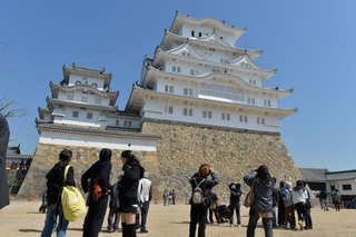 青空の下、大天守を間近で楽しむ人たち＝２７日午前１０時４０分、姫路城（撮影・大森　武）
