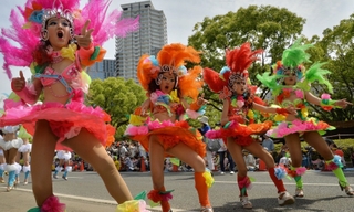 蛍光色のコスチュームに負けない派手な踊りを魅せるダンサー＝神戸市中央区（撮影・笠原次郎）