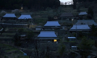 １２戸中８戸が空き家の佐用町目高地区。夜、数少ない住人の家に明かりがともる＝佐用町目高