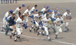 優勝を決め笑顔でベンチへ向かう神戸国際大付の選手たち＝滋賀県立彦根球場（撮影・風斗雅博）