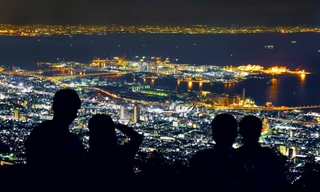 神戸・摩耶山の展望スポット「摩耶山掬星台（きくせいだい）」の眼下に広がる「１千万ドルの夜景」は、訪れる人を魅了してやまない＝神戸市灘区摩耶山町