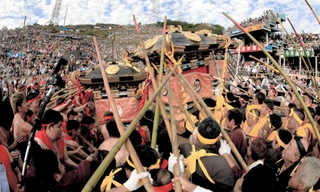 勇壮な「御輿合わせ」を披露する佐崎地区の氏子たち＝１５日午後、姫路市白浜町（撮影・大山伸一郎）