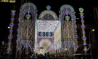 天井の設置で立体的な回廊ができあがった神戸ルミナリエ＝神戸市中央区京町（撮影・風斗雅博）