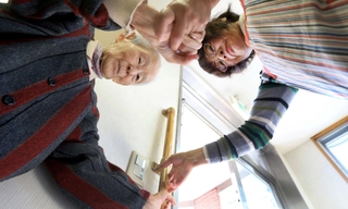 「右足から前に」。足腰の弱いお年寄りを支えるお茶会のボランティアスタッフ（右）。こまやかな気遣いや優しさが参加住民の安心感につながっている＝いずれも神戸市須磨区大池町４