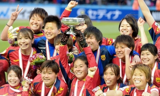 皇后杯優勝で有終の美を飾る神戸・澤（前列中央）＝等々力競技場（撮影・堀内　翔）
