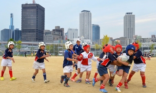 神戸・三宮にほど近いグラウンドで楕円のボールを追い、奪い合う兵庫県ラグビースクールの児童ら。日本代表の活躍でじわり仲間が増え、ますます元気に＝神戸市中央区小野浜町