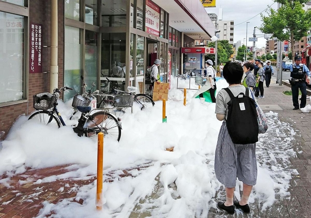 神戸新聞next ０７写真ニュース 大阪府北部で震度６弱地震 ２