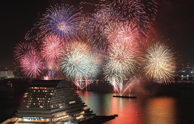 神戸新聞next ０７写真ニュース １８みなとこうべ海上花火大会