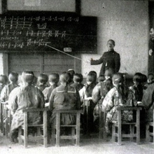 藤田きみゑさんが通っていた岩岡尋常高等小学校（現岩岡小）の授業風景。当時は男女別学だった＝１９３２年ごろ（神戸市西区の常光寺提供）