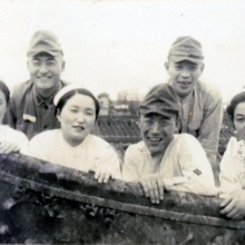 衛生兵らとくつろぐ藤田きみゑさん（右端）＝１９４１年ごろ（本人提供）