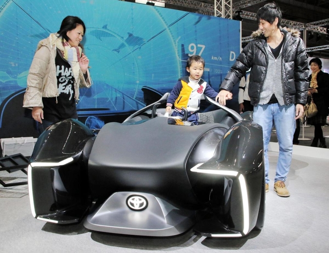 神戸新聞next 前年写真集 大阪モーターショー開幕 国内外２７社が車やバイク展示
