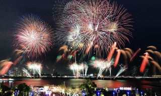 神戸港の夜空に大輪を咲かせる花火=3日夜、神戸市中央区波止場町(撮影・鈴木雅之)
