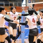 バレーボール女子予選グループ戦　氷上－横浜隼人　第２セット、得点を決めて喜び合う氷上の選手たち＝徳島市、とくぎんトモニアリーナ