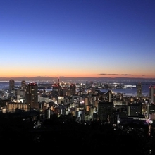 震災２９年の朝を迎えた神戸の市街地＝１７日午前６時２５分、神戸市中央区神戸港地方、ビーナスブリッジから
