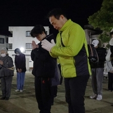 犠牲者に祈りをささげる人たち＝１７日午前５時４６分、神戸市長田区本庄町２、大国公園