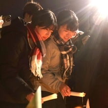 竹灯籠に火をともす女性＝１７日午前５時１７分、神戸市中央区加納町６、東遊園地（撮影・辰巳直之）