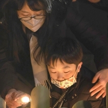 竹灯籠に火をともす子どもら＝１７日午前５時１５分、神戸市中央区加納町６、東遊園地（撮影・辰巳直之）