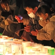 手を合わせる子ども＝１７日午前６時７分、神戸市中央区加納町６、東遊園地（撮影・中西幸大）