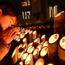 阪神・淡路大震災の発生時刻に黙とうする参列者たち＝１７日午前５時４６分、神戸市中央区加納町６、東遊園地（撮影・大田将之）
