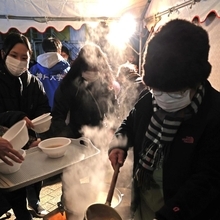 湯気の立ちこめる中振る舞われた炊き出し。あの日のぬくもりを今に伝える＝１７日午前６時１８分、神戸市長田区日吉町５、日吉町ポケットパーク（撮影・山崎　竜）