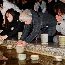 哀悼の思いを込め灯籠を水に浮かべる遺族ら＝１７日午前５時４５分、淡路市小倉、北淡震災記念公園（撮影・内田世紀）