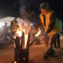 追悼に集まってくる人たちのためにたき火を準備する地元住民＝１７日午前５時３２分、神戸市兵庫区松本通３、川池公園（撮影・三津山朋彦