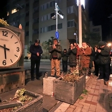 地震発生時刻で止まった時計。地元の住民や商店主、神社関係者ら約３０人が集まって手を合わせた＝１７日午前５時４６分、西宮市田中町（撮影・吉田敦史）