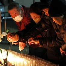 地区での犠牲者と同じ数のろうそくに火をともす参加者＝１７日午前５時３３分、神戸市長田区若松町１１、若松鷹取公園（撮影・山崎　竜）