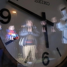 地震発生時刻で止まった時計。地元の住民や商店主らが集まって手を合わせた＝１７日午前５時５３分、西宮市田中町（撮影・吉田敦史）