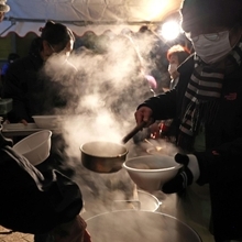 炊き出しの湯気が立ちこめる。あの日のぬくもりを今に伝える＝１７日午前６時１９分、神戸市長田区日吉町５、日吉町ポケットパーク（撮影・山崎　竜）