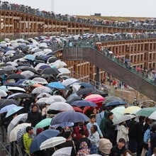 ブルーインパルスの飛行を見るために大屋根リング上に集まった人たち＝１３日午前、大阪市此花区（撮影・笠原次郎）