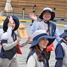 パビリオンへと向かうボランティアスタッフ＝１３日午前、大阪市此花区（撮影・風斗雅博）